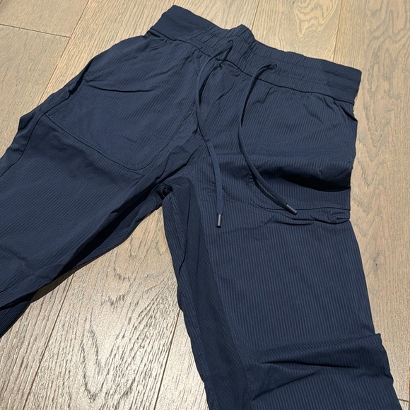 Lululemon Woman's Size 2 True Navy Beyond the Studio Crop Lightweight Pants - Picture 6 of 14